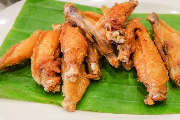 바 삭 튀긴된 닭 날개 요리에 바나나 잎에 제공. — 스톡 사진