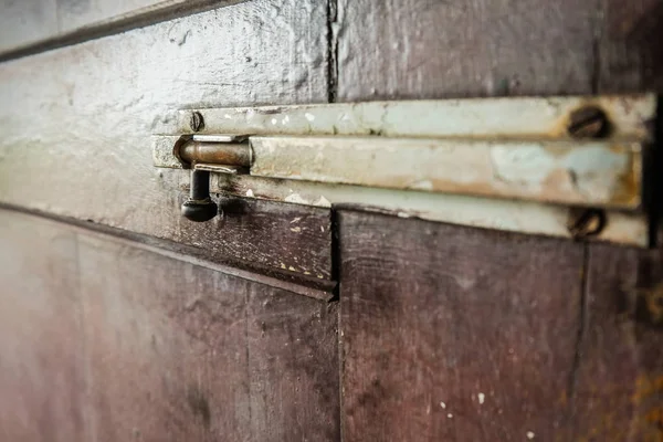 Un chiavistello di blocco bar alla vecchia porta di legno. Proteggere la protezione antifurto . — Foto Stock