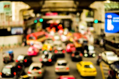 Bulanık satırları bokeh street kasaba ve otomobil Bangkok, Tayland, Thailand, seyahat arka plan veya doku - yavaş hayat ve vintage renk stili ile yol trafik.