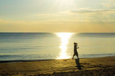 Adam içme suyu Chaolao Tosang Beach Tayland at.