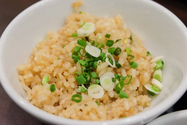 Hausgemachter Knoblauch gebratener Reis mit Mischgemüse (Frühlingszwiebeln auf Reis) auf Schüssel für japanisches Essen Hintergrund oder Textur dienen — Stockfoto