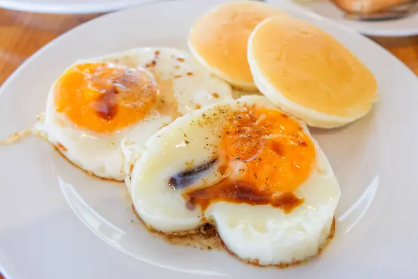 Soya soslu kızarmış yumurta serpin ve biber gözleme ile hizmet çanak üzerinde. — Stok fotoğraf