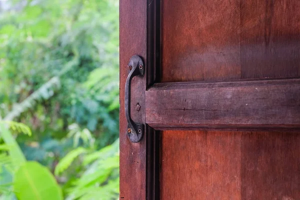 Una stretta alla vecchia porta di legno. Proteggere la protezione antifurto . — Foto Stock