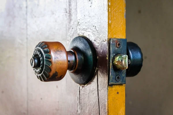 Una manopola alla vecchia porta di legno. Proteggere la protezione antifurto . — Foto Stock