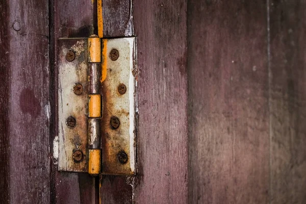 Una cerniera ruggine alla vecchia porta di legno. Proteggere la protezione antifurto . — Foto Stock