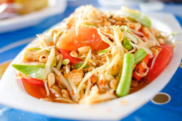 Som Tum Thai or Green Papaya Salad serve on styrofoam plate at Pattaya Thailand. — Stock Photo, Image