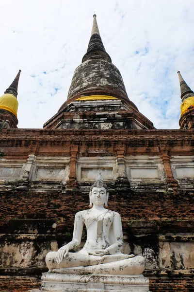 Magique du bouddha de grès blanc (L'attitude de la méditation) sur plate-forme rectangulaire avec vieille prang & pagode à "Wat Yai Chaimongkol" (Province d'Ayutthaya Thaïlande) - concept vintage & histoire . — Photo
