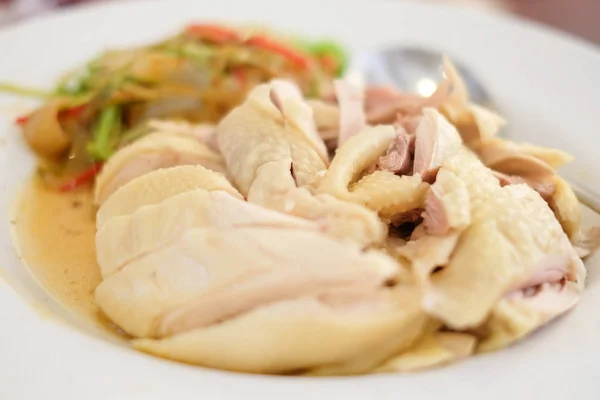 自制腌好的鸡肉与白葡萄酒服务在白盘子里，食物背景或纹理. — 图库照片