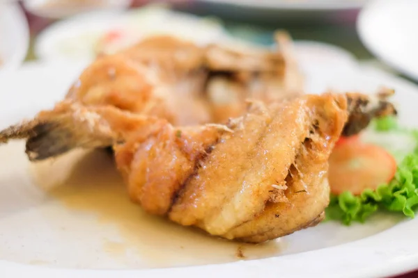 Pargo frito coberto com molho de peixe doce e vegetais servir no prato branco . — Fotografia de Stock