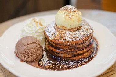 Badem, krem şanti ve vanilyalı dondurma hizmet için tatlı arka plan beyaz çanak üzerinde gözleme.