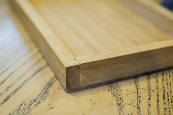 Bandeja de madera hecha a mano en la mesa marrón para fondo o textura . —  Fotos de Stock