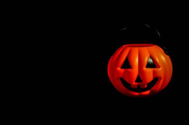 Birçok korku veya Cadılar Bayramı gün kavramı, içerik ve siyah arka plan üzerine izole için alan için korkutucu kabak asılı.