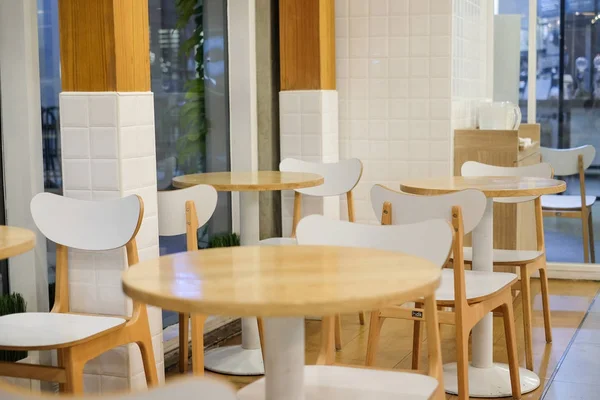 白色椅子和棕色木桌设置早餐, 午餐和晚餐-内部概念. — 图库照片