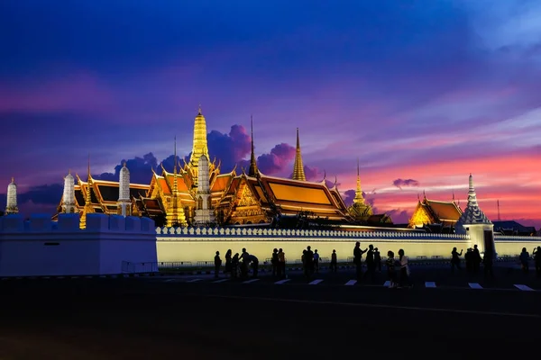 Бангкок, Таиланд - 10 ноября 2017 года: Большой дворец и Ват пхра кью (Wat Phra Sri Rattana Satsadaram) на закате света с людьми (Fabuddhist) ). — стоковое фото