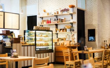 Bangkok, Tayland - 27 Temmuz 2017: İç tatlı café'de Int - kesişen Rama 3 Satılık bal tost, pasta, içki ve dondurma için