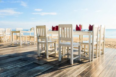 Chanthaburi, Tayland - 18 Kasım 2016: Tablo için arka plan veya doku Chaolao Tosang Plajı'nda ahşap zemin üzerinde ayarla birçok beyaz ahşap sandalye.