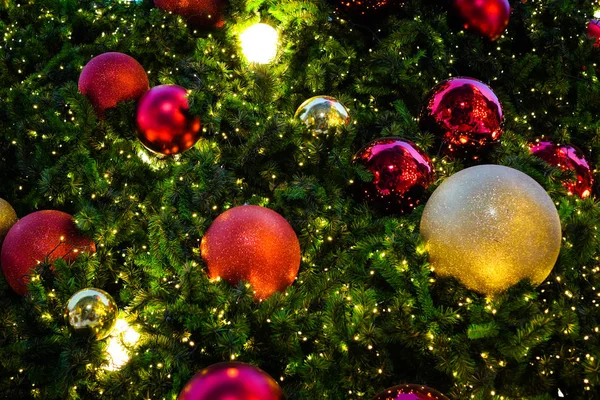 화려한 크리스마스 트리 배경색 또는 질감-메리 크리스마스와 해피 뉴가 어 2018 개념에 대 한 붉은 대 골든 벨. — 스톡 사진