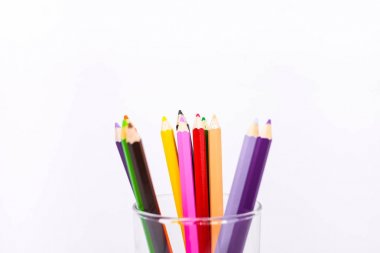 Birçok renkli mum boya veya pastel (ahşap kalem) cam - stratejisi kavramı seçin.