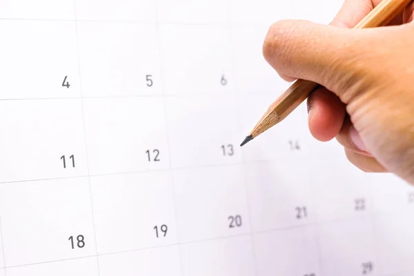 Lápiz de mano para escribir la cita de información en el calendario (lista para hacer / evento en 2018) para fondo de actividad o textura . — Foto de Stock