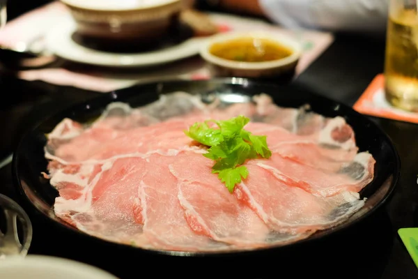 Carne de porco fatiada servir na placa preta para fundo de comida ou textura conceito Sukiyaki (Hot Pot) & Shabu . — Fotografia de Stock