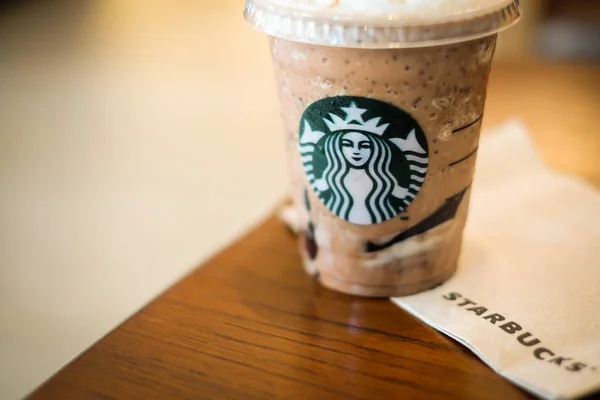 Bangkok, Thailand - 30 Januari 2018: Ice Twix Frappuccino (Cappuccino & Frappe) di atas meja coklat dengan jaringan atau kertas & tanda kopi Starbucks . — Stok Foto