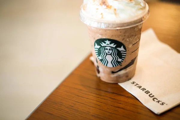 Bangkok, Thailand - 30 Januari 2018: Ice Frappuccino (Cappuccino & Frappe) di atas meja coklat dengan jaringan atau kertas & tanda kopi Starbucks . — Stok Foto