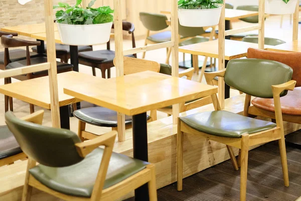 Sedia in pelle colorata e tavolo in legno marrone per colazione, pranzo e cena - concetto interno . — Foto Stock