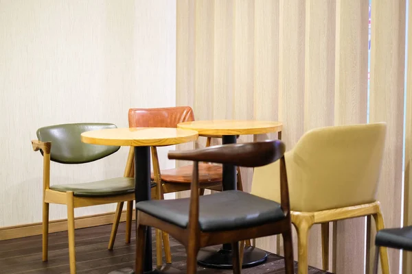 Sedia in pelle colorata e tavolo in legno marrone per colazione, pranzo e cena - concetto interno . — Foto Stock