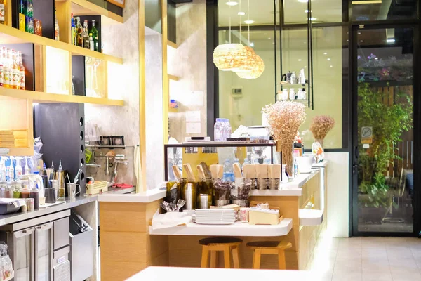 Bangkok, Thailandia - 12 gennaio 2018: Dessert cafè interno all'Ekkamai 12 in vendita pane tostato al miele, torta, bevanda e gelato . — Foto Stock