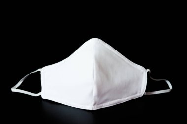 Tozu önlemek için siyah arkaplanda izole edilmiş bez beyaz maske (PM 2.5),