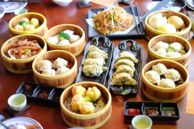 Karışık Çin hamuru (dim sum), yengeç çubuğu, ha gow, yosun, kişniş, erişte, gyoza ve sarımsak arka plan veya doku için - Çin yemeği kavramı.