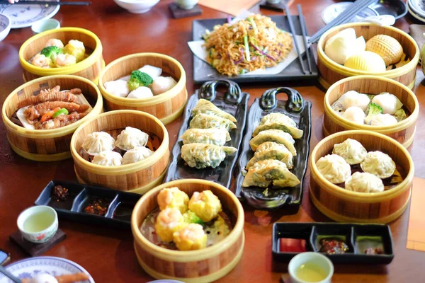 Blandad Kinesisk Ångkokt Dumpling Dim Sum Krabbpinne Gow Alger Koriander — Stockfoto