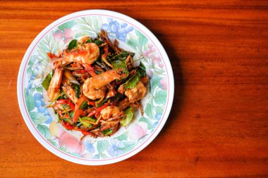 Sıcak kızarmış baharatlı dev karides servis edilir..