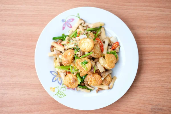 Hete Roer Gebakken Tofu Varkensvlees Paddestoel Met Zwarte Bonensaus Serveren — Stockfoto