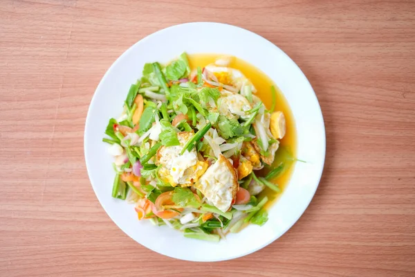 配上煎蛋的辣色拉 山药凯岛 放在用褐色桌子做的白菜上 自制的食物概念 — 图库照片