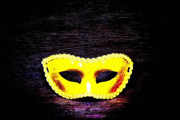 現代の黒い木製の背景に隔離されたファンタジー謎の黄金のマスク ハロウィーン 殺人の概念 — ストック写真