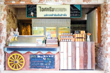 Ratchaburi, Tayland - 23 Kasım 2017: Kafe konsepti için Suan Phueng Scenery 'de koyun sütlü dondurma kafe (dükkan).