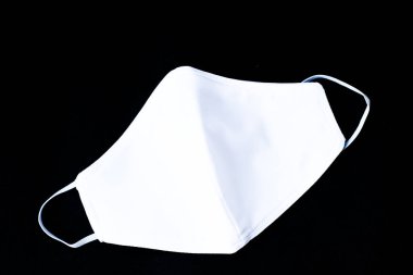 Toz (PM 2,5), hastalık (Coronavirus veya COVID-19) için siyah zemin üzerine izole edilmiş beyaz bez maske).
