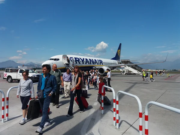 Ryanair самолет Boeing 737-800 с пассажирами — стоковое фото