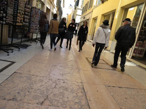 Verona Italia Circa Marzo 2013 Personas Paseando Por Centro Ciudad —  Fotos de Stock