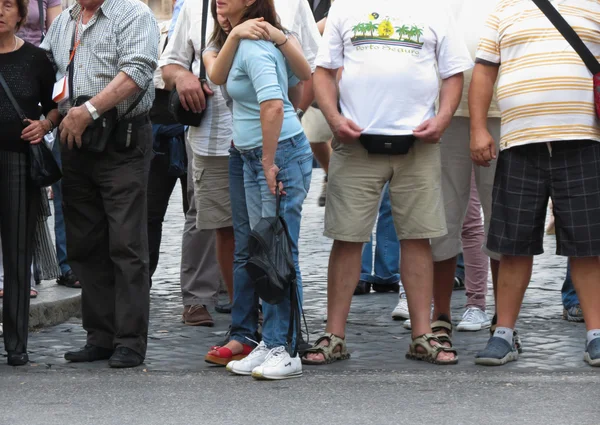 Emberek Átkelés Utcán Gyalogos Átkelőhely — Stock Fotó