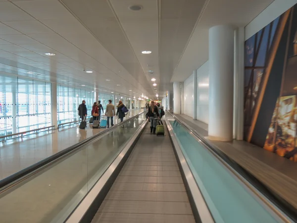 Londyn Heathrow Około Grudnia 2014 Ludzie Przenoszenie Walkalator Lotnisku — Zdjęcie stockowe