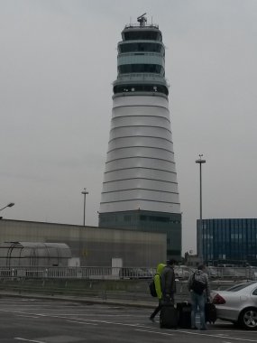 Viyana Schwechat, Avusturya - Ekim 2015 yaklaşık: Havaalanı Uçuş kontrol kulesi