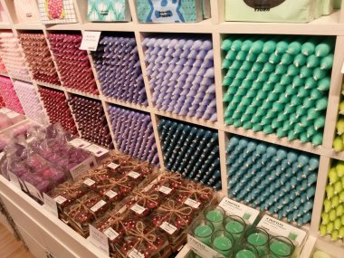 Brno, Çek Cumhuriyeti - Mayıs 2016 yaklaşık: mum farklı coulours ve koku bir kaplan mağaza satış için ekranda