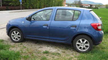 Viena, Avusturya - Nisan 2016 yaklaşık: ışık mavi araba tarafından kırsal sokağa park