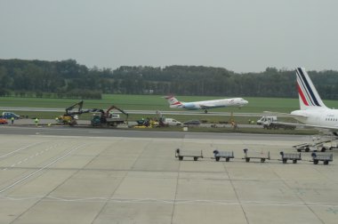 Viyana Schwechat, Avusturya - Ekim 2015 yaklaşık: Austrian Airlines uçak kalkış pist üzerinde