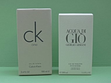 Paris, Fransa - Haziran 2016 yaklaşık: Giorgio Armani Acqua di Gio parfüm erkek ve Calvin Klein bir unisex ve iki dünya çapında evergreen çok satan Parfümler için