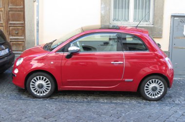 Rome, İtalya - Ekim 2015 yaklaşık: şehir merkezinin bir sokakta park edilmiş kırmızı Fiat 500 araba (yeni sürüm)