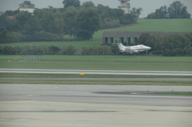 Viyana Schwechat, Avusturya - Ekim 2015 yaklaşık: küçük uçak kalkış pist üzerinde