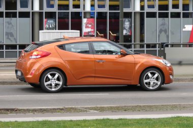 Leipzig, Almanya - Mart 2016 yaklaşık: sokakta park edilmiş turuncu araba